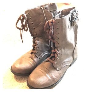 Zip up greyish brown above ankle boot!